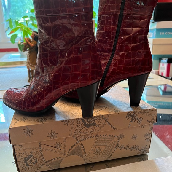 La Canadienne Snake Embossed Boots in Dark Red. Sz8 - Picture 14 of 14